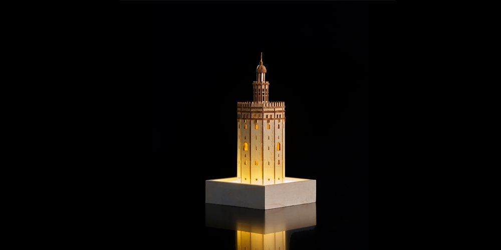 Torre del Oro iluminada